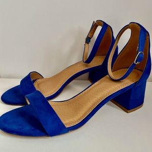 Size 9 royal blue heels.